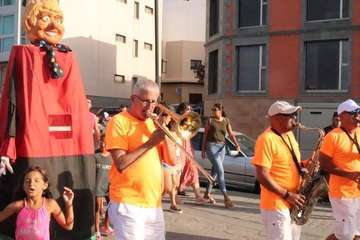 Un pasacalles anima a Melenara a vivir sus fiestas (Foto Briand Rodríguez)